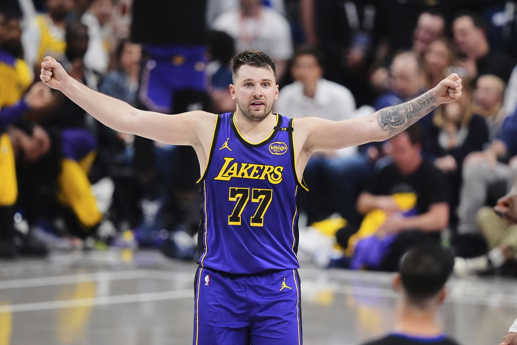 东契奇成为湖人队史首位单场砍35分+10助+5截球的球员